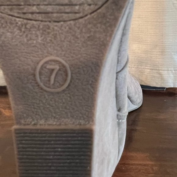 COPY - Universal Thread Wedge Heel Ankle Boot Color/Taupe Size/W7 Microsuede - Picture 5 of 6